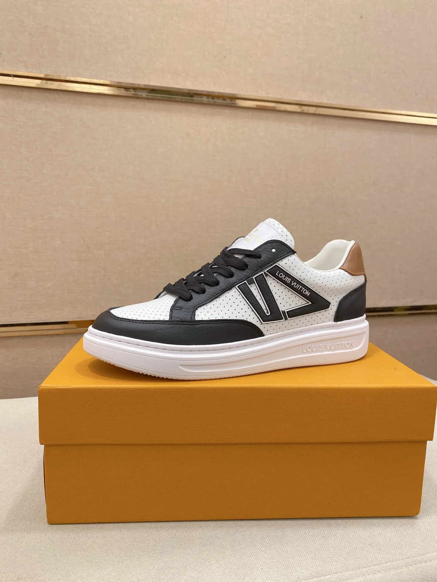 Men's shoes 💰: 420💰🎉🎉LV~Louis Vuitton trendy men's shoes New shipments Latest matching The same style as the official website Super high quality Hot sales of the season [strong] [strong] [strong] Selected first-layer cowhide, comfortable cowhide lining, original last, comfortable on the foot, wear-resistant rubber outsole Size number: 38-44.
